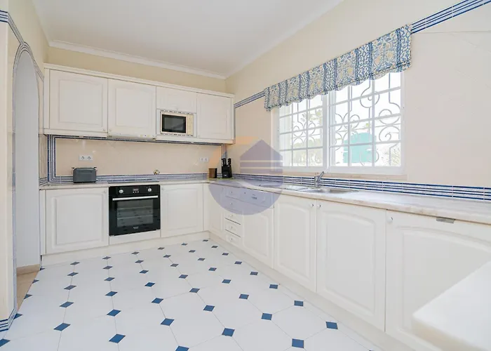 Villa Luxury Suites, Heated Outdoor Pool Portimão