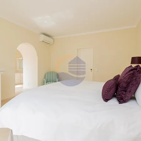 וילה Luxury Suites, Heated Outdoor Pool